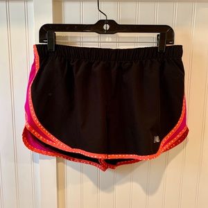 New Balance Accelerate Women Run Short 2.5” NWOT